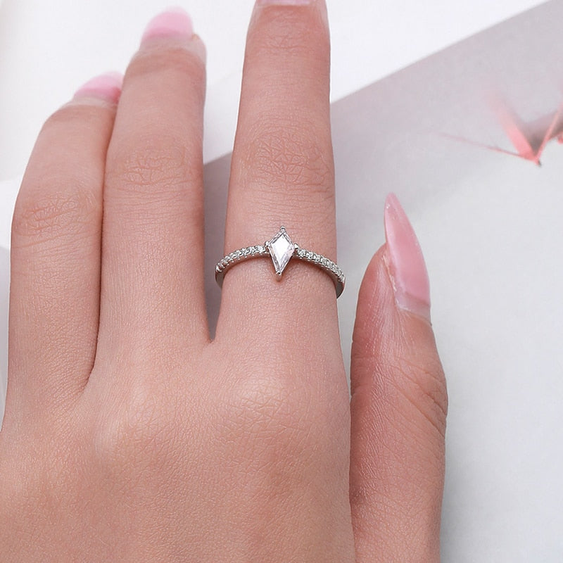 Anillo con Circonitas en Forma de Rombo