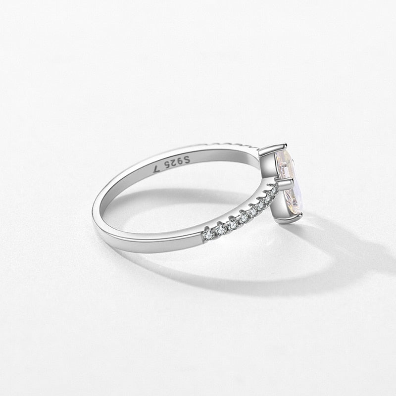 Anillo con Circonitas en Forma de Rombo