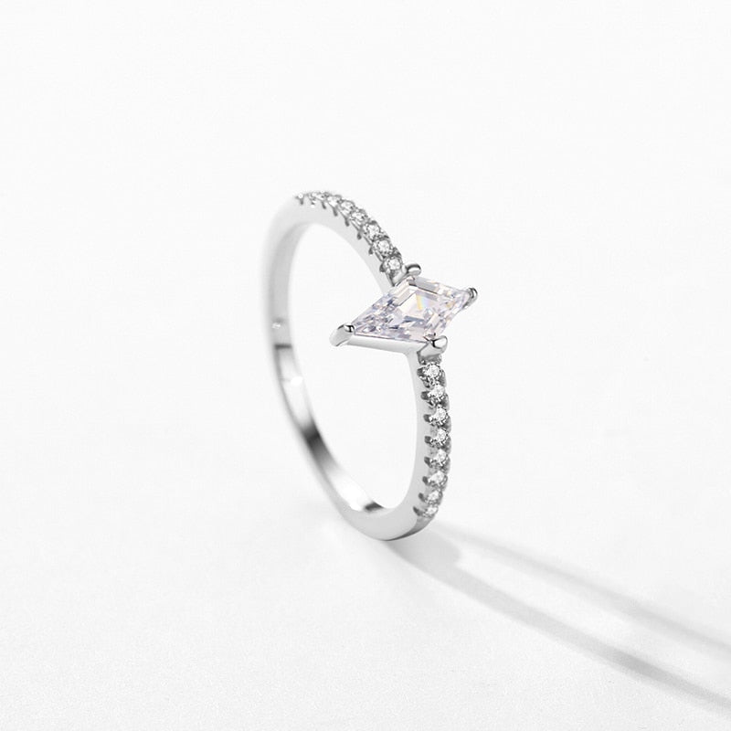 Anillo con Circonitas en Forma de Rombo