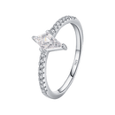 Anillo con Circonitas en Forma de Rombo