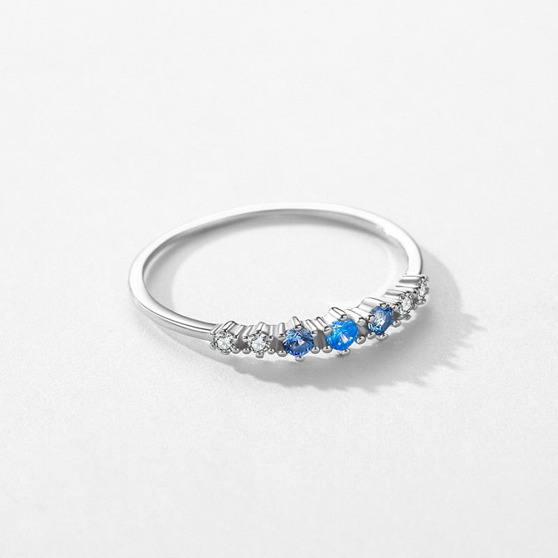 Anillo con Tachuelas de Circonitas Azules