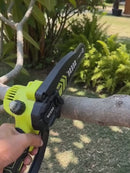Mini motosierra en uso: poda, ramas y troncos